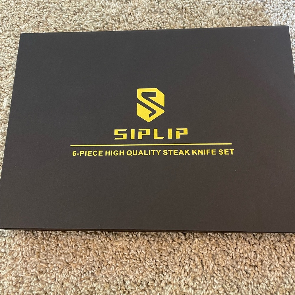 NIB Wooden Handled Hammered Serrated Steak Knives